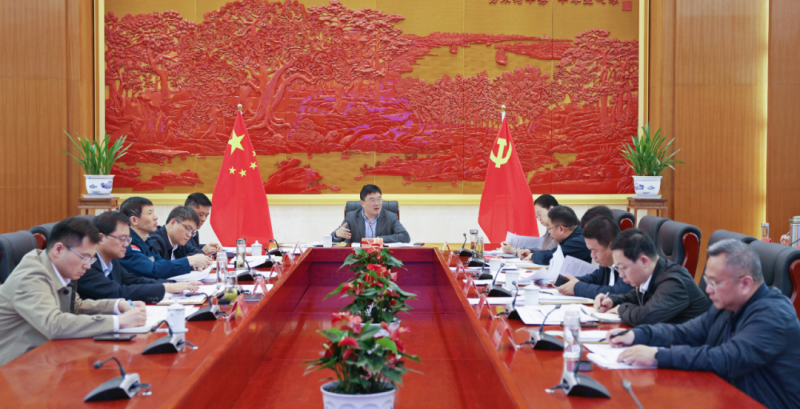 县委理论学习中心组召开学习会