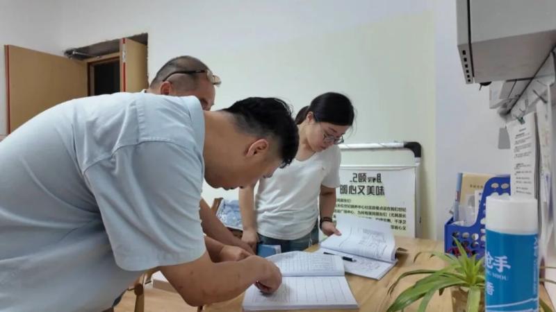 民政在线 | 县民政局夜查养老机构安全隐患