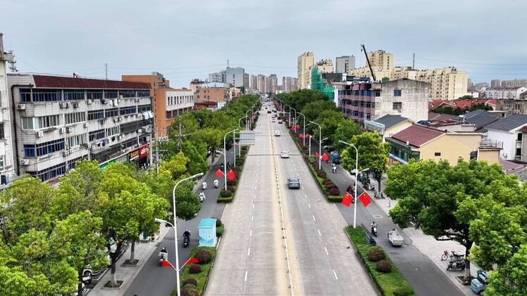 满城红旗迎国庆 榜样故事励前行